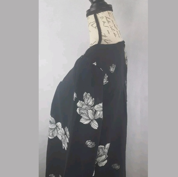 ⭐Japna black floral blouse - Picture 6 of 6